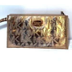 Michael kors rose gold wristlet